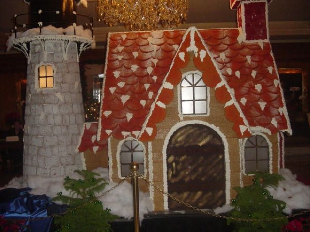GINGERBREAD HOUSES