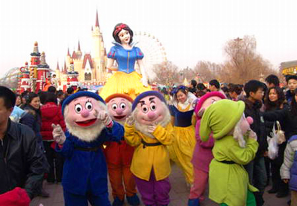 Construction began in 1986. ABC News visited Shijingshan in 2007, they reported much of the place looked eerily similar to parts of the Disney theme parks.