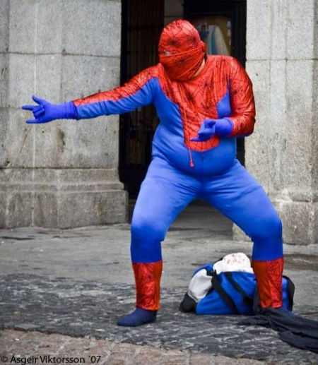 A quick-thinking Thai fireman came to the rescue recently when he dressed as Spider-Man in order to coerce an 8-year old autistic student off a high ledge.