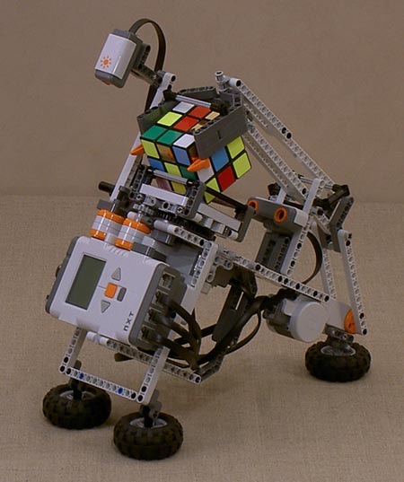LEGO Mindstorms Set Solves Rubik's Cube