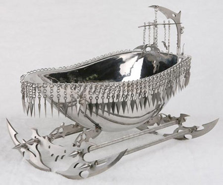 Want your child to grow up a powerful warrior with a mountain range for a head? Then you're in luck, thanks to this traditional Klingon blade inspired crib! 