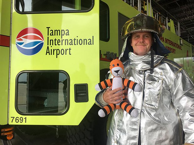 They took the little tiger to meet many airport workers.
