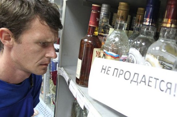 People can't buy in stores, only the overpriced stuff in bars. But the shop owners in Minsc, Belarus found a hilarious way around it.