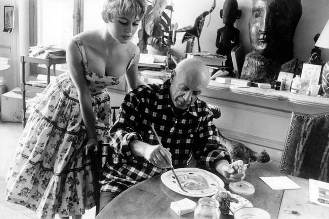 Brigitte Bardot looking over Pablo Picasso's shoulder at his studio (1956)