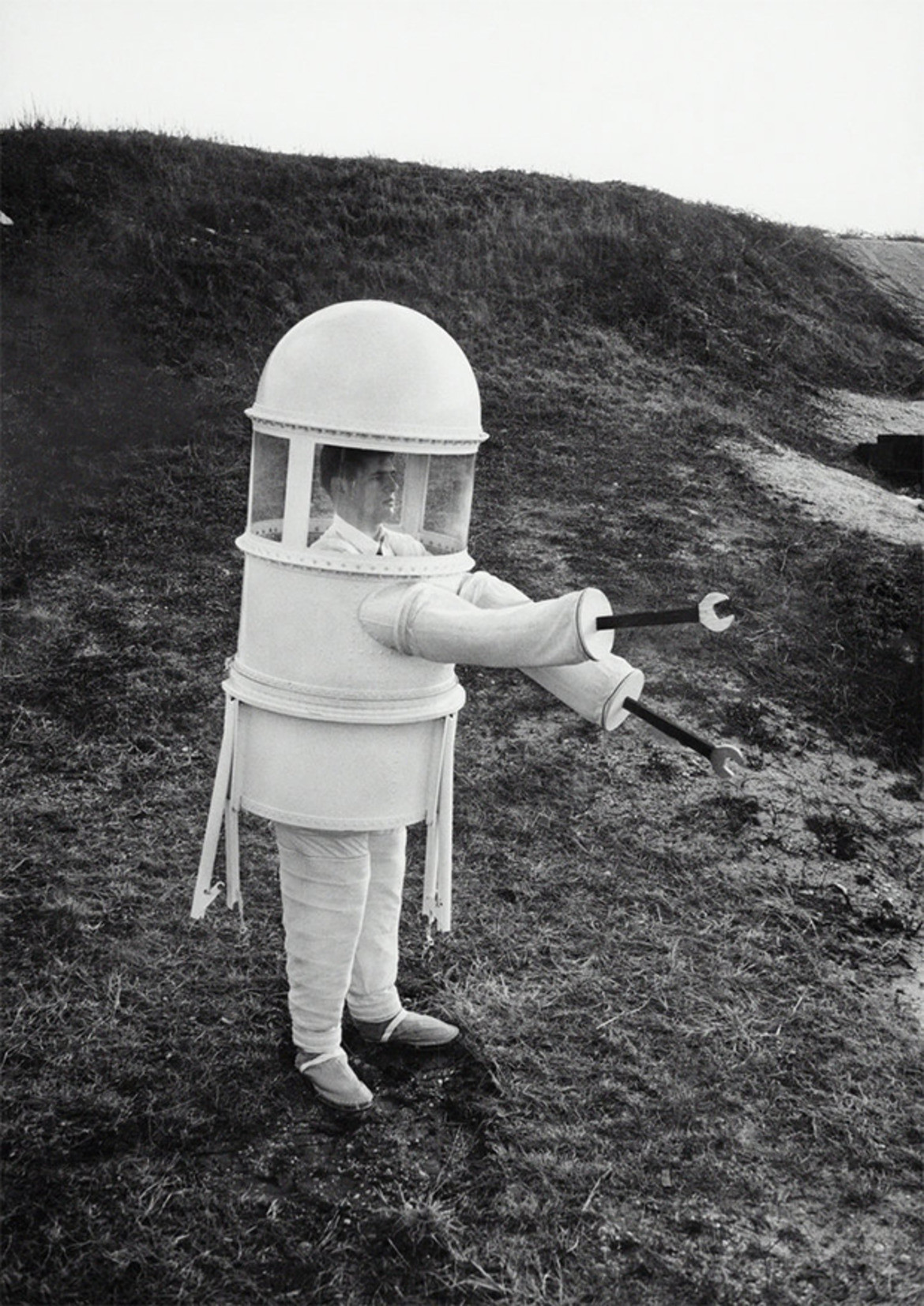 The last functioning Human Lighthouse, equipped with spanner hands to help repair stranded ships, pictured before the standardization of built structures in 1967.