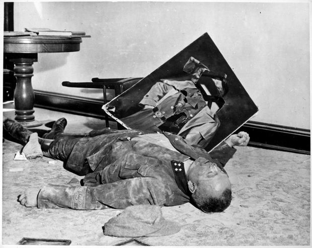 1942 picture of a German officer that died after a painting of Hitler fell on his head.