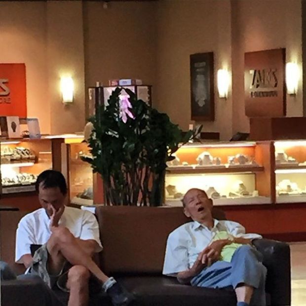 22 Pictures Of Guys Having "Fun" At The Mall