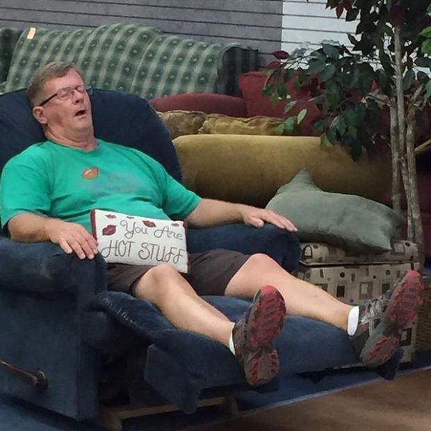 22 Pictures Of Guys Having "Fun" At The Mall