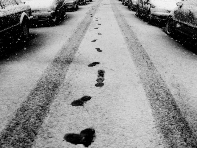 1. WALK BACKWARDS IN THE SNOW.
If you’re planning a burglary in the winter, make sure to approach your target backwards. That way, any footsteps you leave will appear to be moving away from your mark instead of towards it. As Houdini notes, “any tracks going forward would attract the next policeman who should pass.”