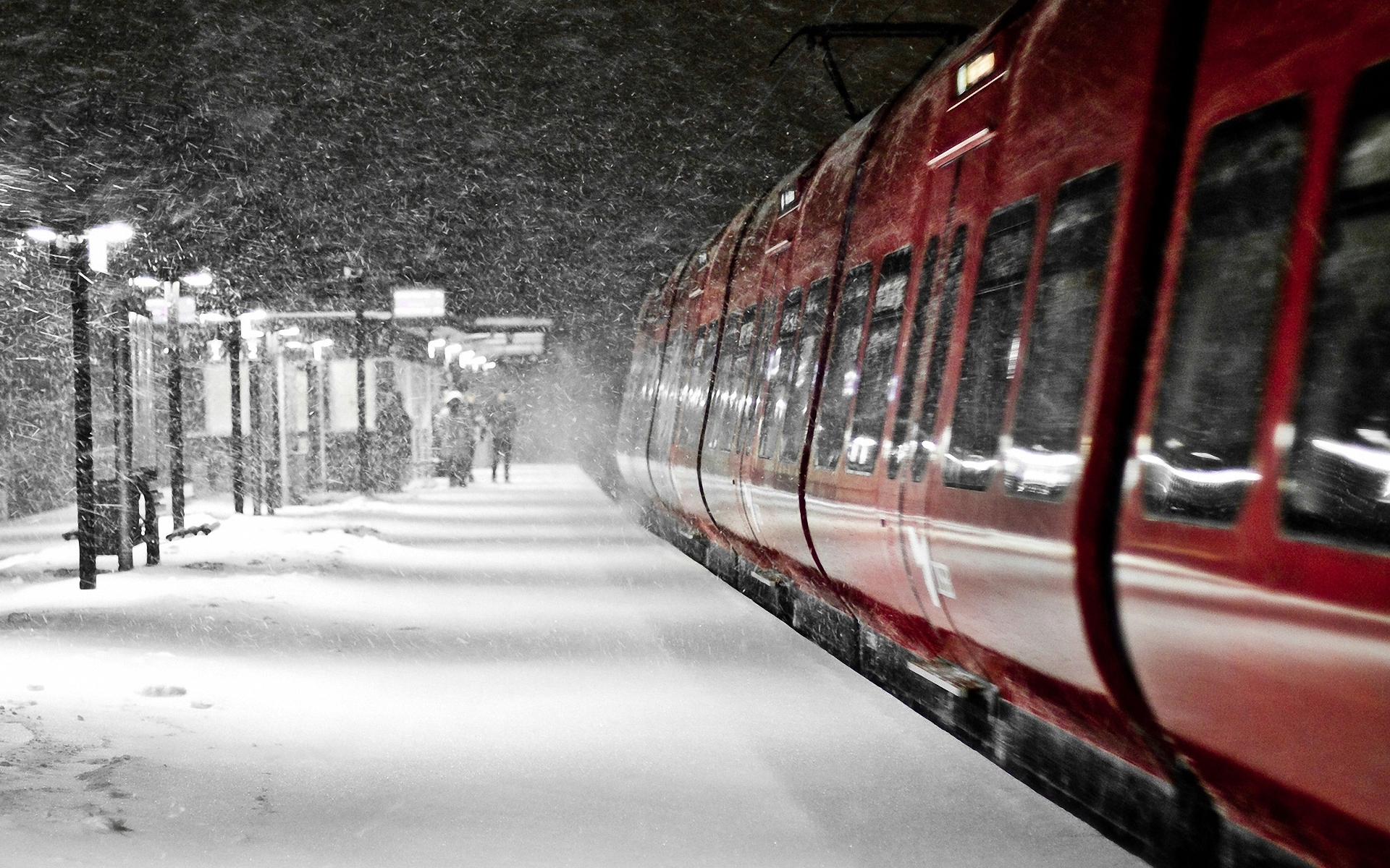 4. ALWAYS ROB A TRAIN DURING THE WINTER. 
Houdini explains, “It is when the dark days come round that the railway-station thief most safely conducts his operations. The summer tourist he loves not, for his luggage contains few valuables, and there is too much light about.”