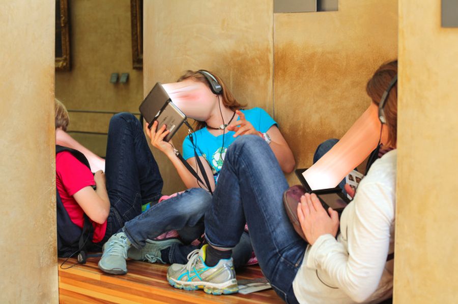 Creepy Art Project That Shows How Much People Are Addicted To Their Phones