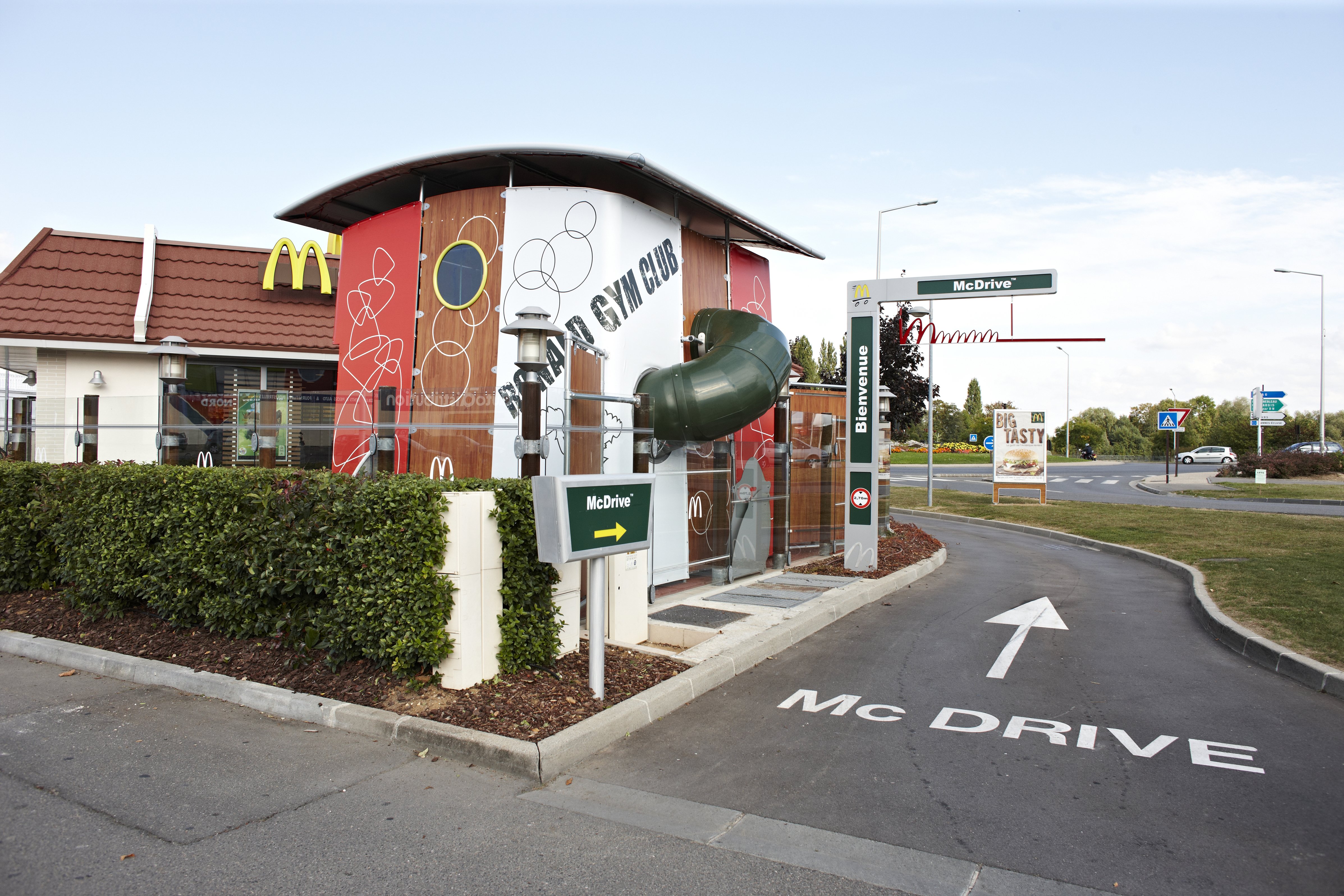 McDrive has the priority. If you order in McDrive and a friend inside you'll get your food first.
