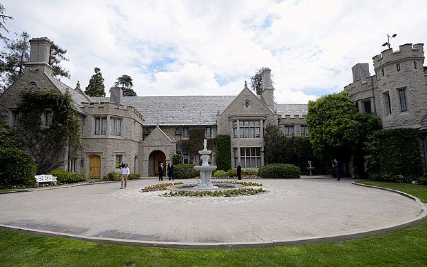 But the "nay-sayers" claim the history add only 20-30 million to it's worth and claim there are other downsides: It was build in 1927, has 89 years and is in bad condition. The rooms are asymmetric, and every decorative item is very old. Hefner won't let anyone into his famous bedroom and will live there until he dies (and he seems to leech life out of young models).