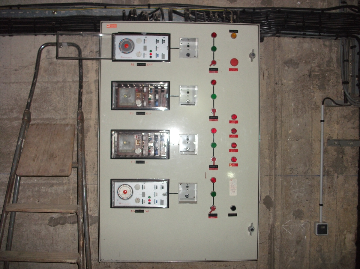 A control panel, 2 corridors... Nothing works, everything is dark, I heard a muffled sound far away or maybe behind the walls but no electricity, all lights on the control panel are off.
