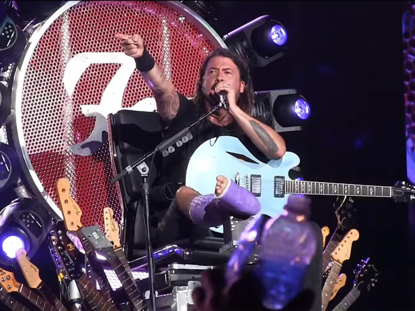 You must know what happened to Dave Grohl in 2015. Dave hurt his leg in Sweden but simply said "I think i broke my leg" and chatted with fans while his leg was being put in shape. Needless to say he continued to play and sing cause he hurt his leg not his hands as he said himself.
