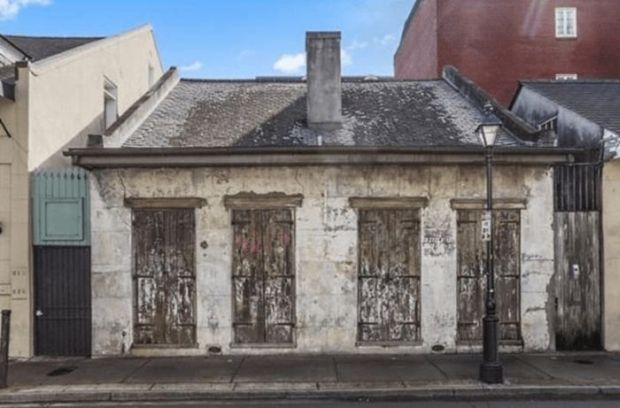 This house in New Orleans is for sale for about 1,6 million dollars.