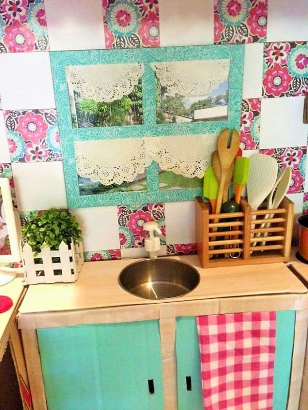 To "spice up" the mini kitchen, Mommy Rodessa used her daughter’s existing kitchen toys to complete the look.