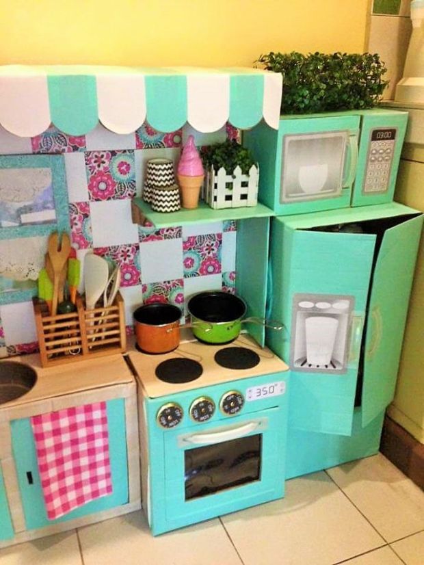 To make the sink, she uses her existing 6×2 baking pan. The faucet is made from an empty hand-soap bottle. The oven range switches are made from jar caps.