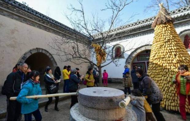 Though rarely seen today, the underground village boasts a history of over 4,000 years, and was once a prevailing residence in West Henan Province, South Shanxi Province, North Shaanxi Province and East Gansu Province on the vast Loess Plateau along the Yellow River. Today, the residence is largely remaining on the outskirts of Sanmenxia City in the western part of Henan Province.