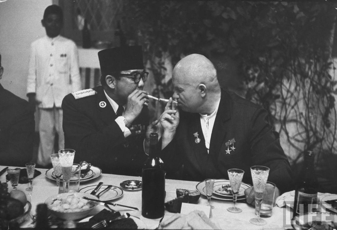 Khrushchev and Indonesian President Sukarno share a smoke, 1960