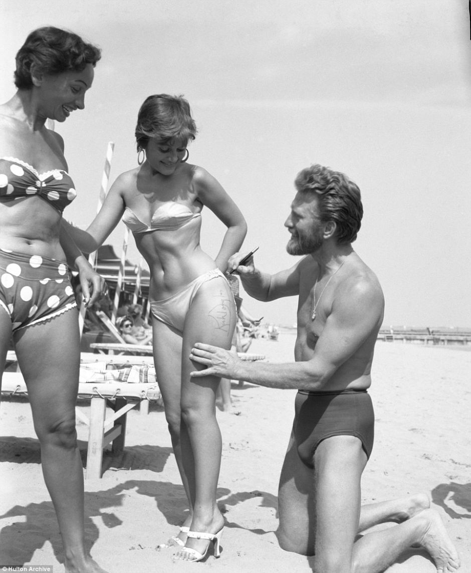 kirk douglas beach - Hulton Archive