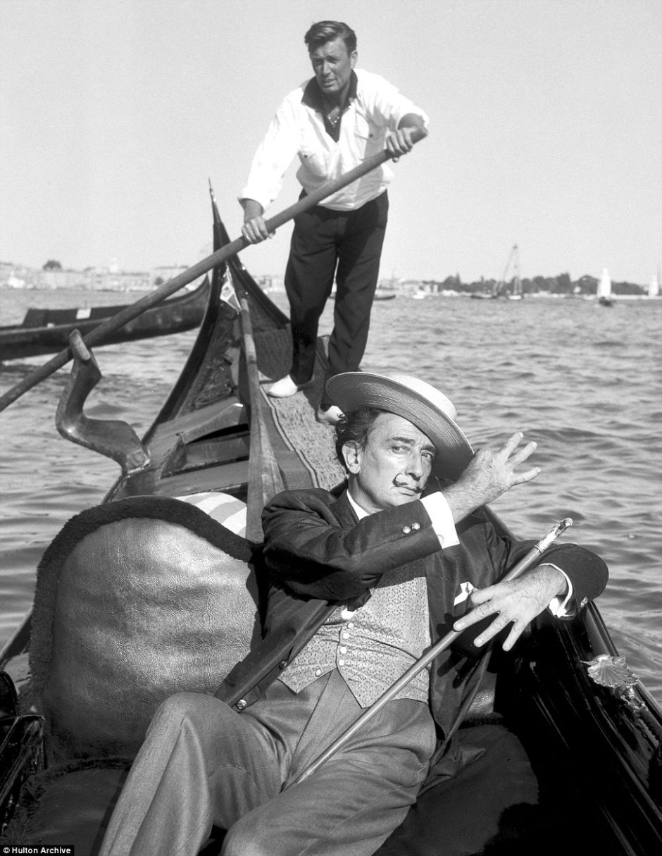 gondola salvador dali - Hulton Archive