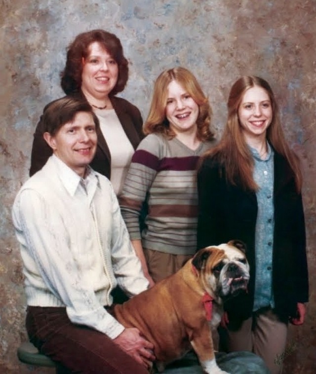 awkward family photos with dogs