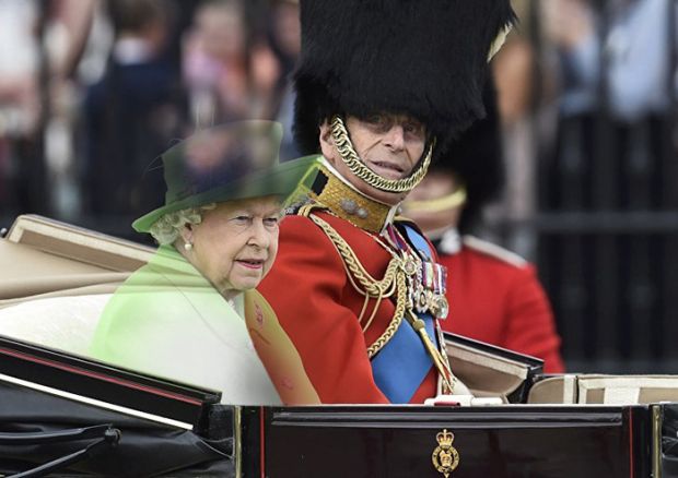 The British Queen Makes A Grave Mistake Of Dressing Like A Green-Screen