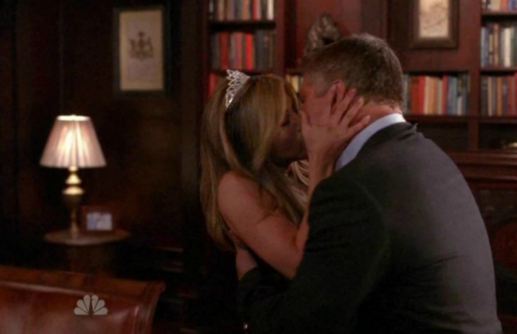 Jennifer Aniston seems like a good kisser but Alec Baldwin claimed the opposite. It turns out that Aniston is a biter. Baldwin said her kisses in "30 Rock" actually hurt and while there are people that like some pain he is not one of them.