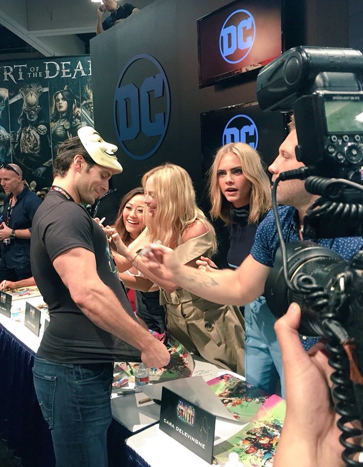 Henry Cavill, the actor playing Superman in Batman v Superman, surprised the cast of Suicide Squad at Comic Con and asked for autographs.
