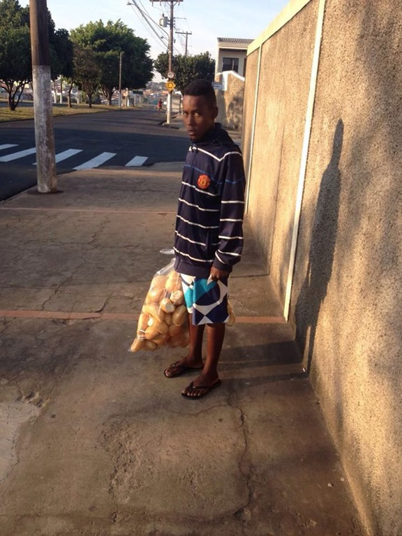 Delighted with his answer, the two uniformed police officers quickly ushered the man to a nearby bakery and watched as the man bought a few massive bags of rolls. In order to twist the knife, the officers took the picture of the man after they dropped him back off to his previous location, and the look on his face pretty much says it all.