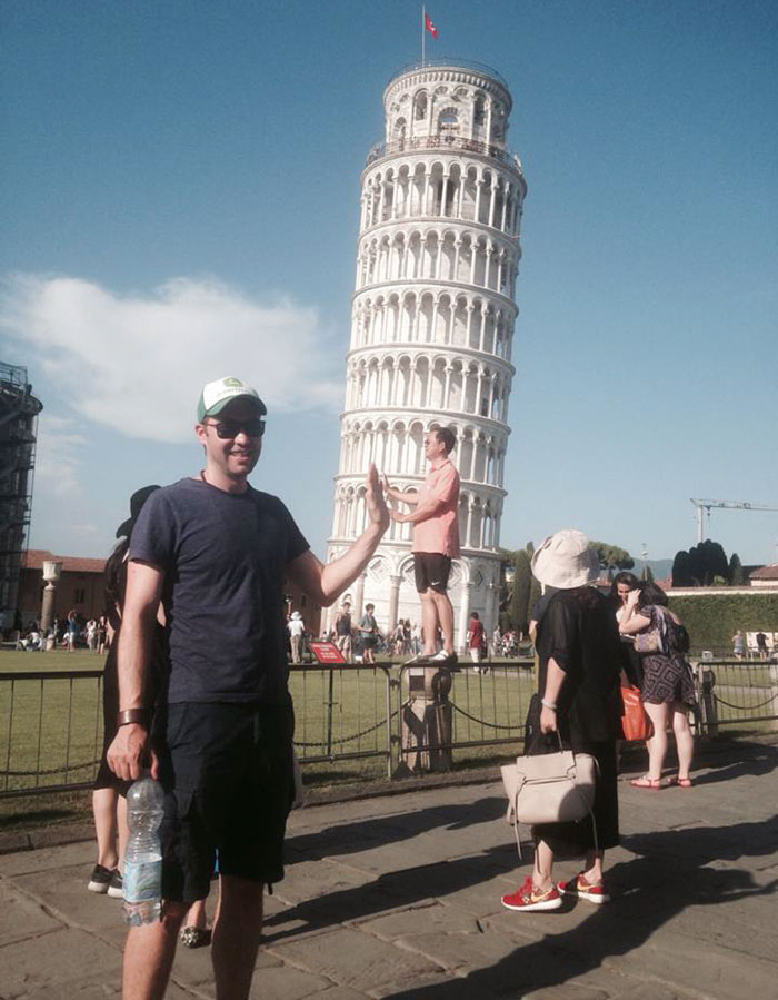 Guy Heckles People Trying To Take The Typical Tower Of Pisa Photo Every Tourist Takes