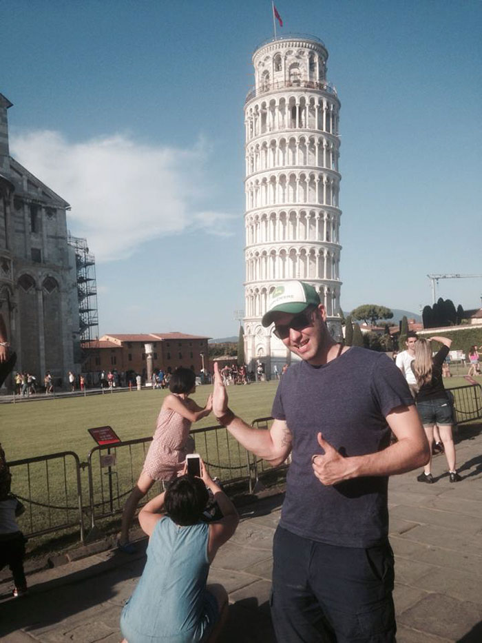 Guy Heckles People Trying To Take The Typical Tower Of Pisa Photo Every Tourist Takes