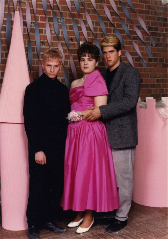 Awkward Prom Photos That Will Make You Wanna Gouge Out Your Eyes With A Spoon