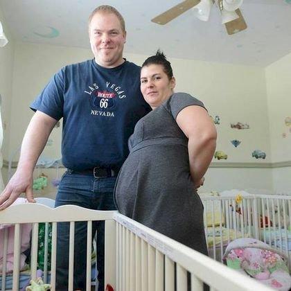 People of the community began donating baby items to the couple, who also received the sponsorship of a corporate business. However, things became strange very quickly once the babies were due to be delivered.