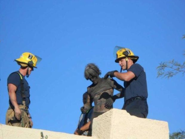 26-year-old man from the city of Tucson, Arizona, United States locked his keys inside the house so he did what any sensible person would do (not really), he tried to get in through the chimney.