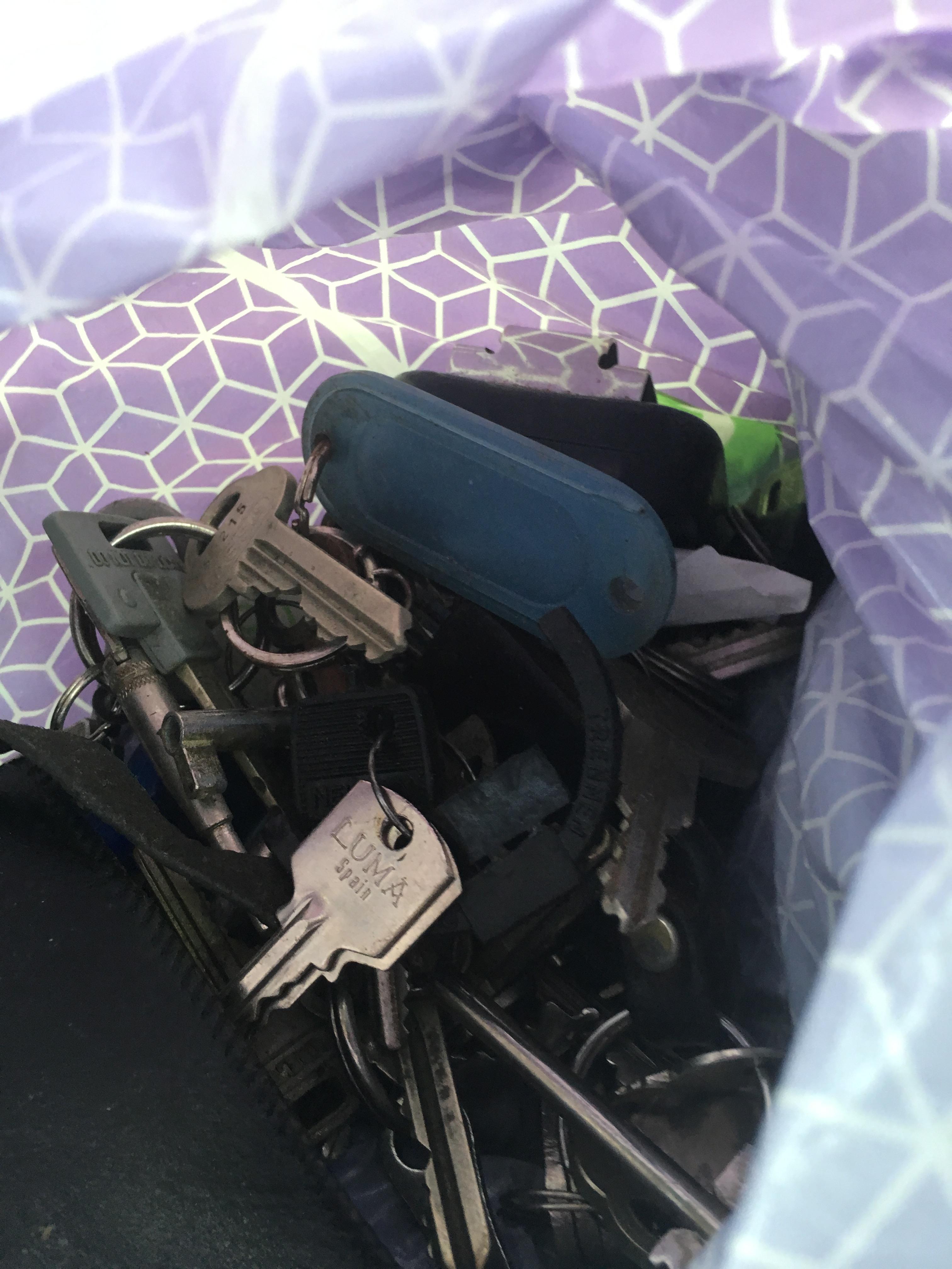 Before we left, we gathered every single unknown key we could find in our fathers belongings. We ended up with a 1 kg (2 pound) bag of keys (why throw away any type of keys ever, right?) On a side note; are you the type that keeps your calendar from years before? Don't. Just throw it away. Trust me. Throw. It. Away. And don't keep your dead mother and father's calendar either. Or your sisters. Or your sisters boyfriends. (Yes, plural) Your kids will eventually have to be the one to throw them all away... and they aren't that interested in reading about your dentist appointments and grocery list.