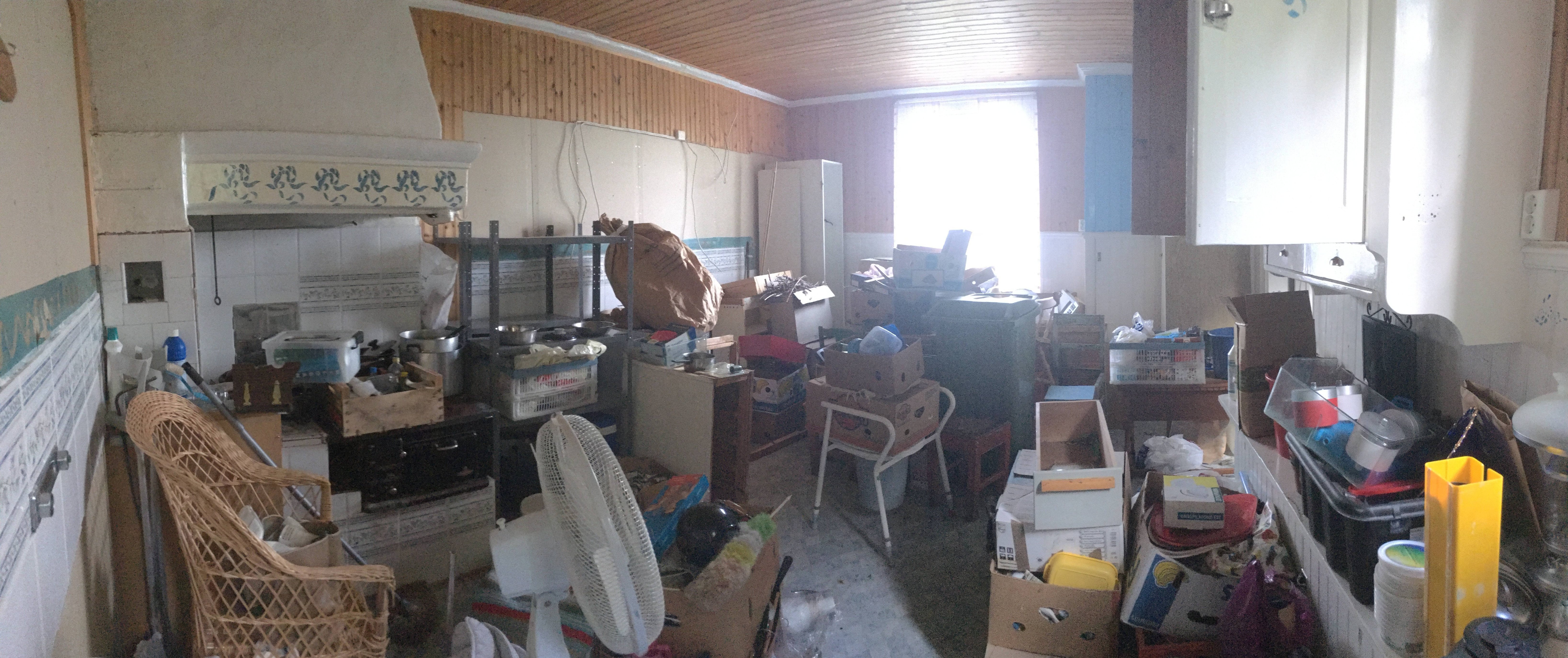 The house was literally full of things (no values, sorry guys), it looked like someone had moved a bunch of moving boxes and just dumped them out in every. single. room. Pots, news papers, kitchen utensils, clothes, more pots, bags of cement, planks, and old bike, more pots, old people's decoration figurines etc.