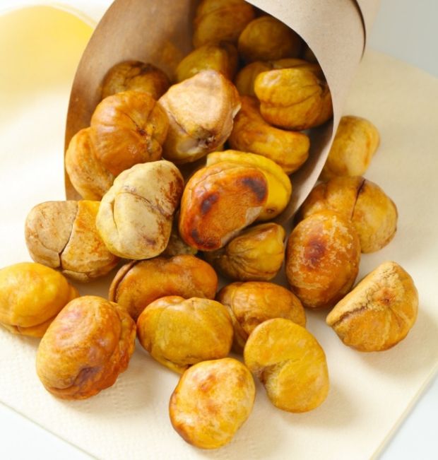 South Korea. In South Korea, moviegoers prefer eating roasted chestnuts during screenings. And as in many other Asian countries, dried squid is very popular here.