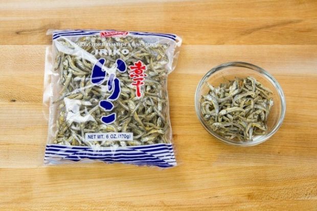 Japan. It’s hard to imagine life in Japan without weirdness. So it’s no surprise that all Japanese movie theatres offer their visitors Iriko, a snack made from dried sardines or anchovies.