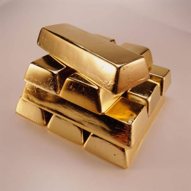 They found 5 gold bars each about 10 pounds of weight. That's 50 pounds of gold. The gold, estimated to be worth about 2,5 million dollars, was taken by the Police for investigation and Mr Mead got a receipt which is now being kept in a safety deposit box in London.