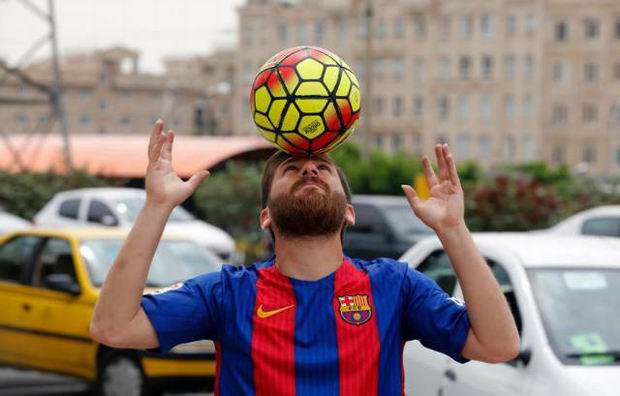 He changed his hair and trimmed his beard to the point people take him for the soccer player.