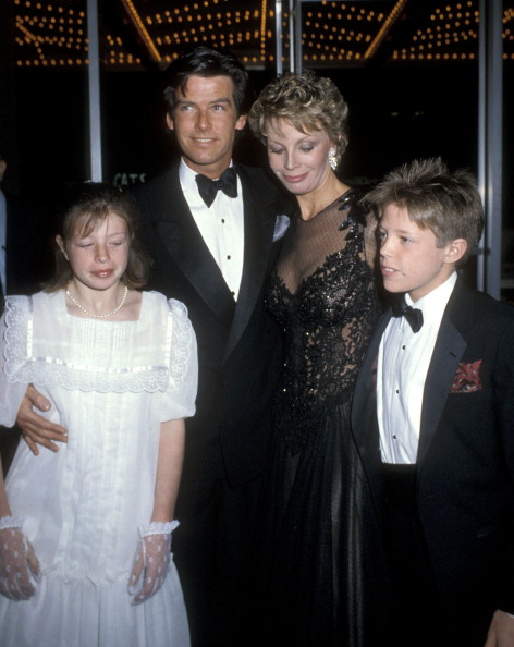 Pierce Brosnan with his wife Cassandra Harris and Harris's 2 children Charlotte and Christopher at an event in 1985.