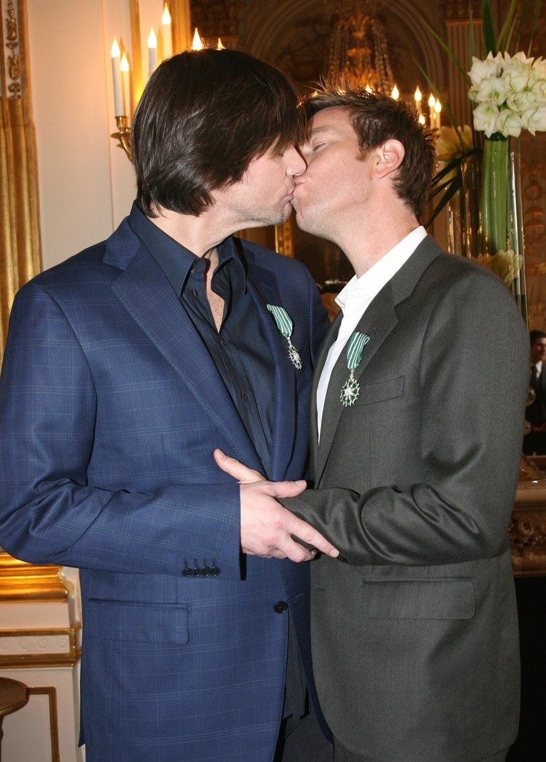 Jim Carrey and Ewan McGregor kiss after receiving medals for being Knighted in the prestigious National Order of Arts and Letters in France in 2010. The 2 heterosexual actors had just finish the film I Love You Phillip Morris where they played onscreen lovers.