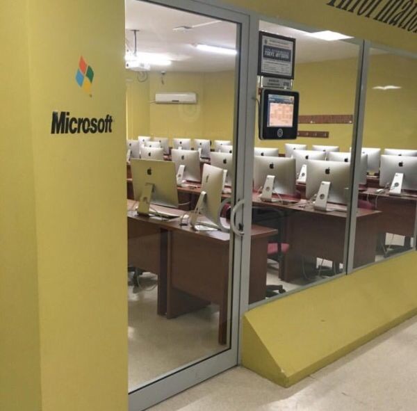 Microsoft classroom full of Apple computers