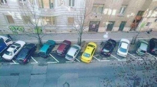 Cars parked against the angle of the guidelines