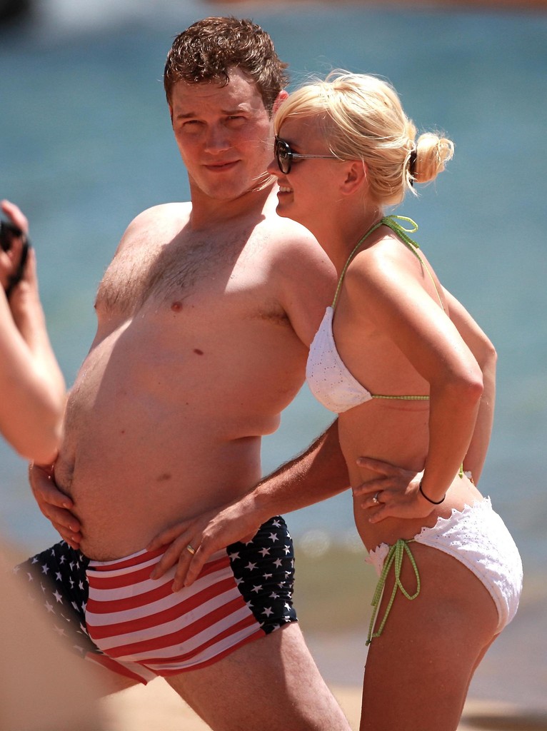 Chris Pratt and Anna Faris at the beach.