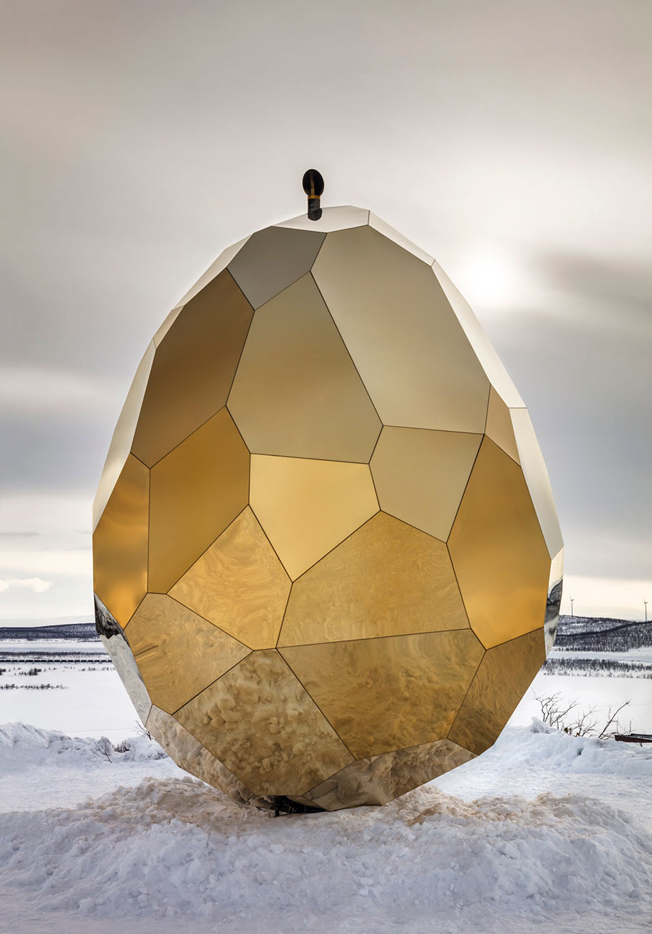 Swedes, especially the ones in the north part of the country, are not the most conventional of people. So while it does seem a bit odd when some of them erect a giant golden egg structure in Sweden’s Lapland, it does still feel totally in character.