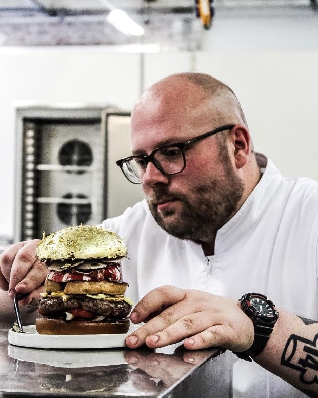 And it is a record! Dutch chef Diego Buik's burger is world's priciest costing £1,785 ($2275) for ONE burger. Why is it so special?