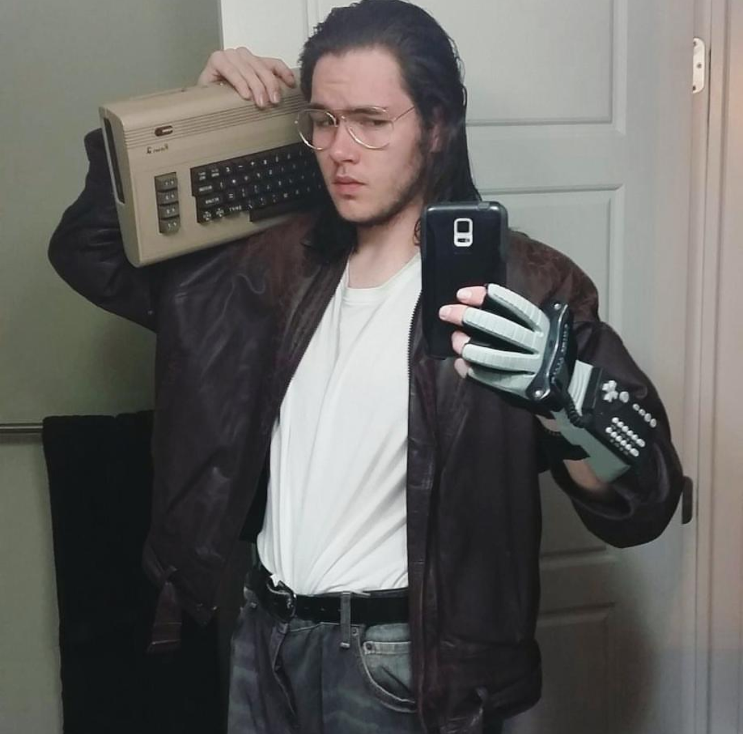 Throwback pic of man with old school keyboard and a Nintendo glove taking a selfie.